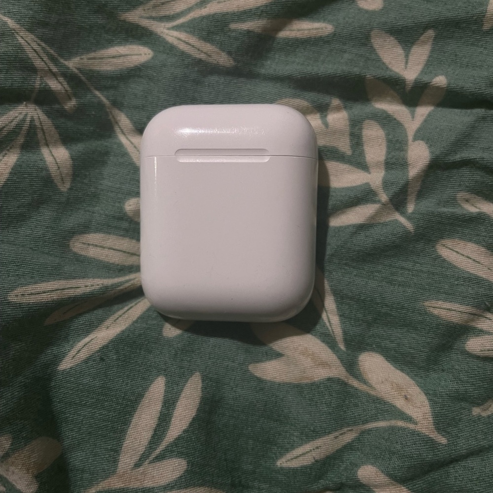 AirPod lightning charging case